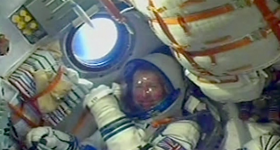 «Θέλω να πάω με τον μπαμπά μου» -Ο γιος του αστροναύτη που έφυγε σήμερα για το διάστημα ράγισε καρδιές στην Αγγλία [εικόνες] | iefimerida.gr 4