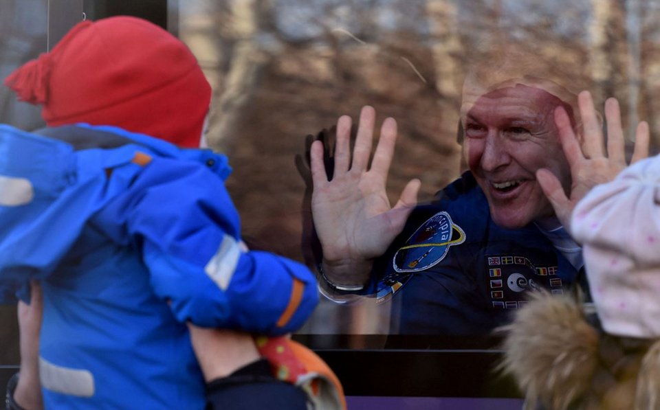 «Θέλω να πάω με τον μπαμπά μου» -Ο γιος του αστροναύτη που έφυγε σήμερα για το διάστημα ράγισε καρδιές στην Αγγλία [εικόνες] | iefimerida.gr 3