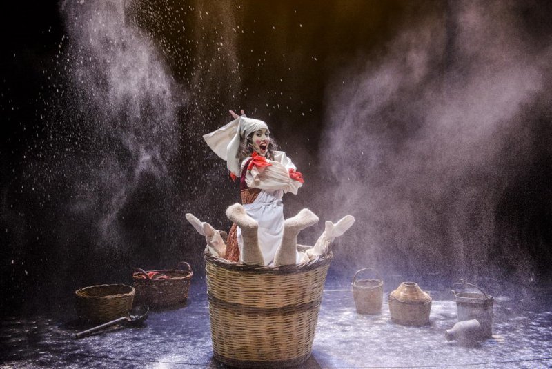 Ο «Σιμιγδαλένιος» γιορτάζει την Πρωτοχρονιά στην παιδική σκηνή του Τσίλλερ [εικόνες] | iefimerida.gr 1