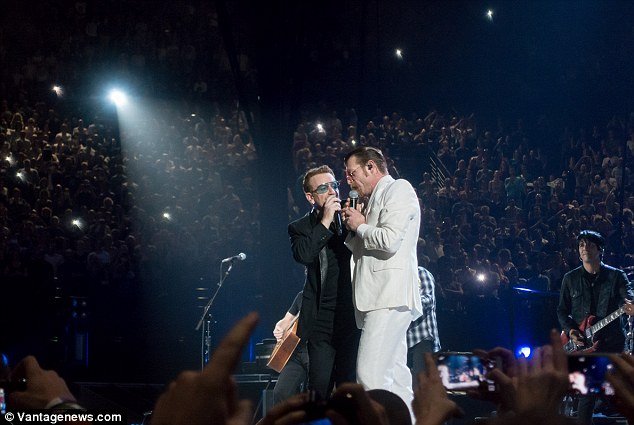 Οι Eagles of Death Metal επέστρεψαν στο Παρίσι -Στη σκηνή μαζί με τους U2 [εικόνες & βίντεο] | iefimerida.gr 1