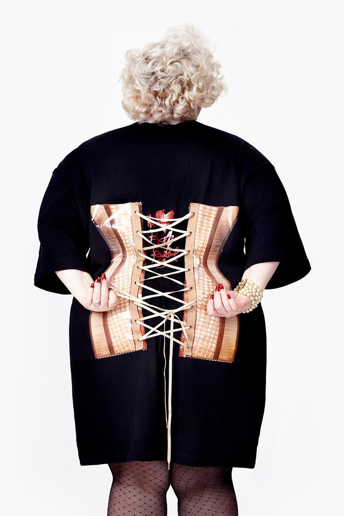 Η υπέρβαρη Μπεθ Ντίτο φοράει το διάσημο κορσέ του Γκοτιέ [εικόνες] | iefimerida.gr 4