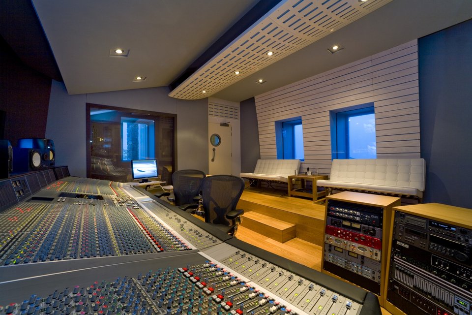 Είχε ΤΗΝ ιδέα: Εφτιαξε πολυτελές ξενοδοχείο με στούντιο ηχογράφησης στη Σαντορίνη -Ουρά οι ξένοι σταρ για να γράψουν τα τραγούδια τους [εικόνες] | iefimerida.gr 2