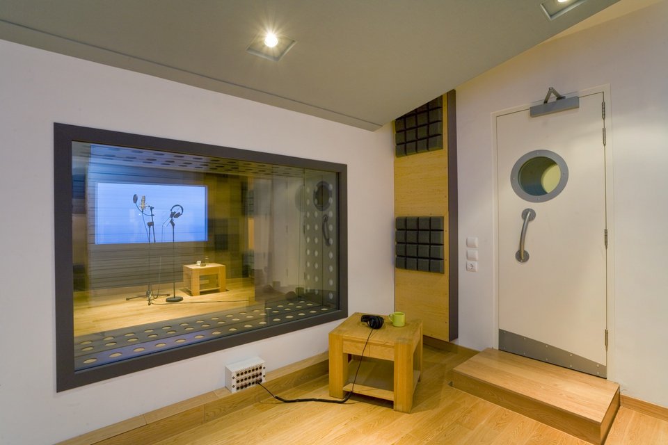 Είχε ΤΗΝ ιδέα: Εφτιαξε πολυτελές ξενοδοχείο με στούντιο ηχογράφησης στη Σαντορίνη -Ουρά οι ξένοι σταρ για να γράψουν τα τραγούδια τους [εικόνες] | iefimerida.gr 11