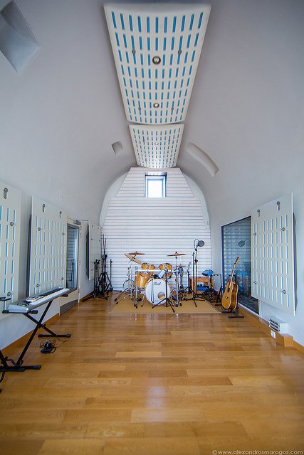 Είχε ΤΗΝ ιδέα: Εφτιαξε πολυτελές ξενοδοχείο με στούντιο ηχογράφησης στη Σαντορίνη -Ουρά οι ξένοι σταρ για να γράψουν τα τραγούδια τους [εικόνες] | iefimerida.gr 12