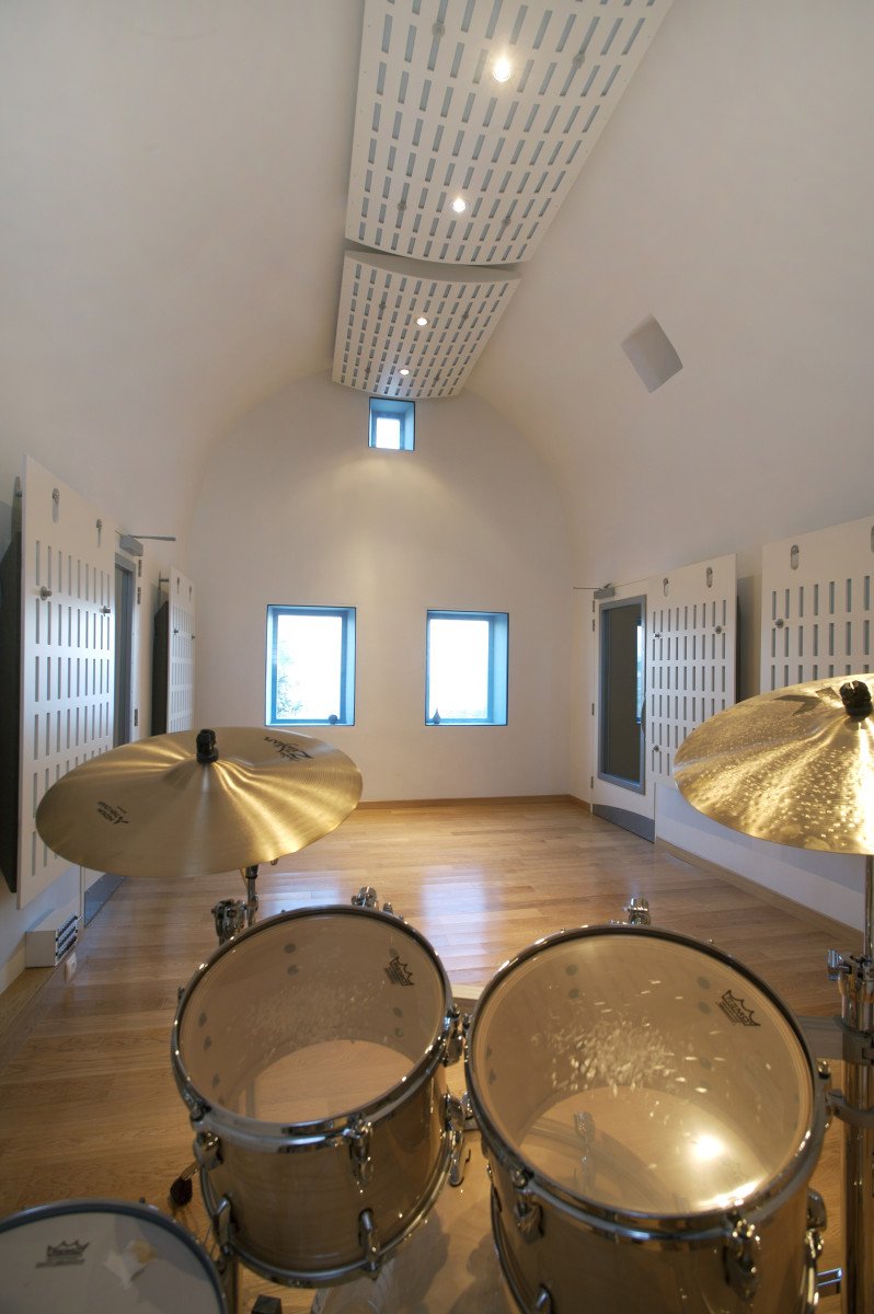 Είχε ΤΗΝ ιδέα: Εφτιαξε πολυτελές ξενοδοχείο με στούντιο ηχογράφησης στη Σαντορίνη -Ουρά οι ξένοι σταρ για να γράψουν τα τραγούδια τους [εικόνες] | iefimerida.gr 10