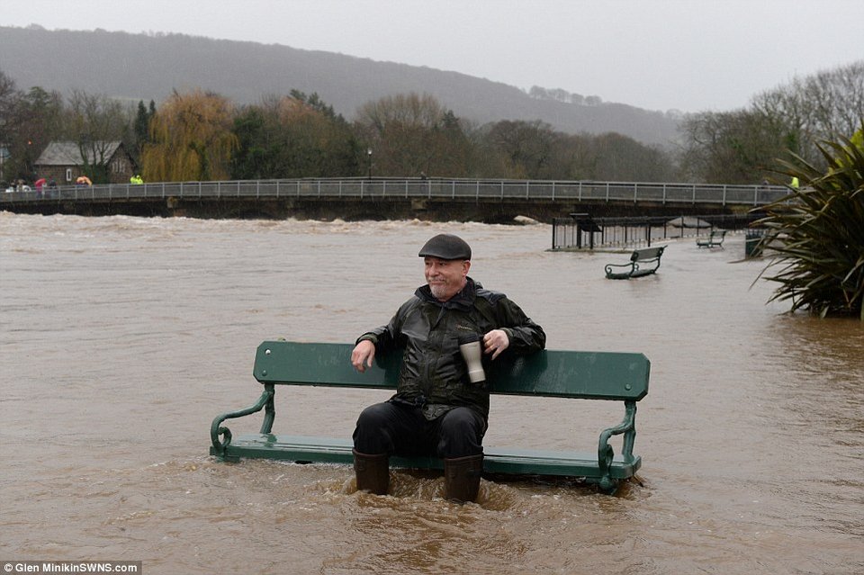 «Κατακλυσμός» πνίγει τη Βρετανία -Περιοχές βρέθηκαν κάτω από το νερό μέσα σε 24 ώρες [εικόνες] | iefimerida.gr 4