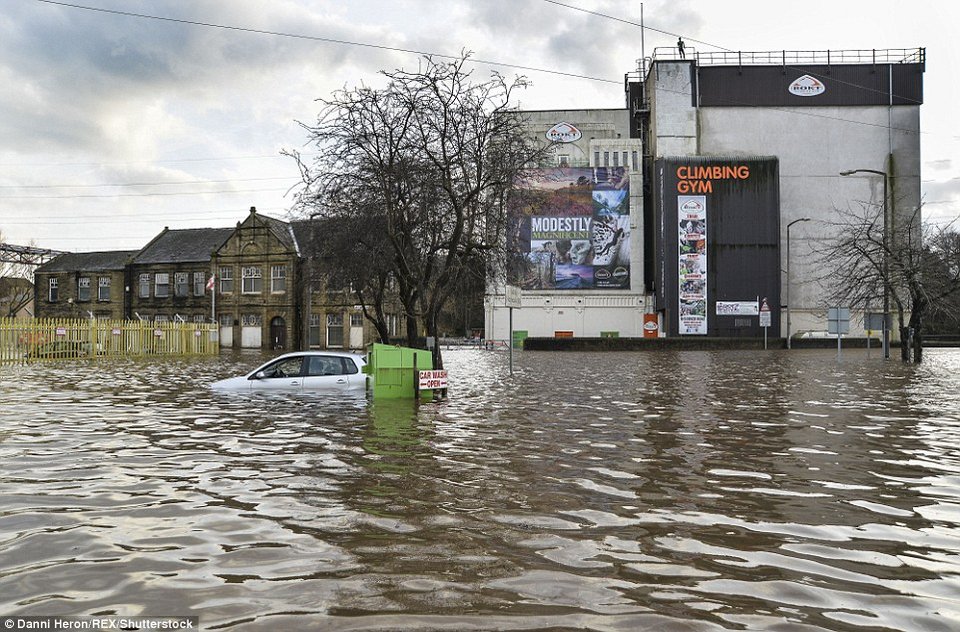 «Κατακλυσμός» πνίγει τη Βρετανία -Περιοχές βρέθηκαν κάτω από το νερό μέσα σε 24 ώρες [εικόνες] | iefimerida.gr 6