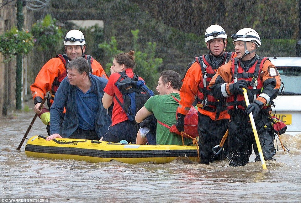 «Κατακλυσμός» πνίγει τη Βρετανία -Περιοχές βρέθηκαν κάτω από το νερό μέσα σε 24 ώρες [εικόνες] | iefimerida.gr 3