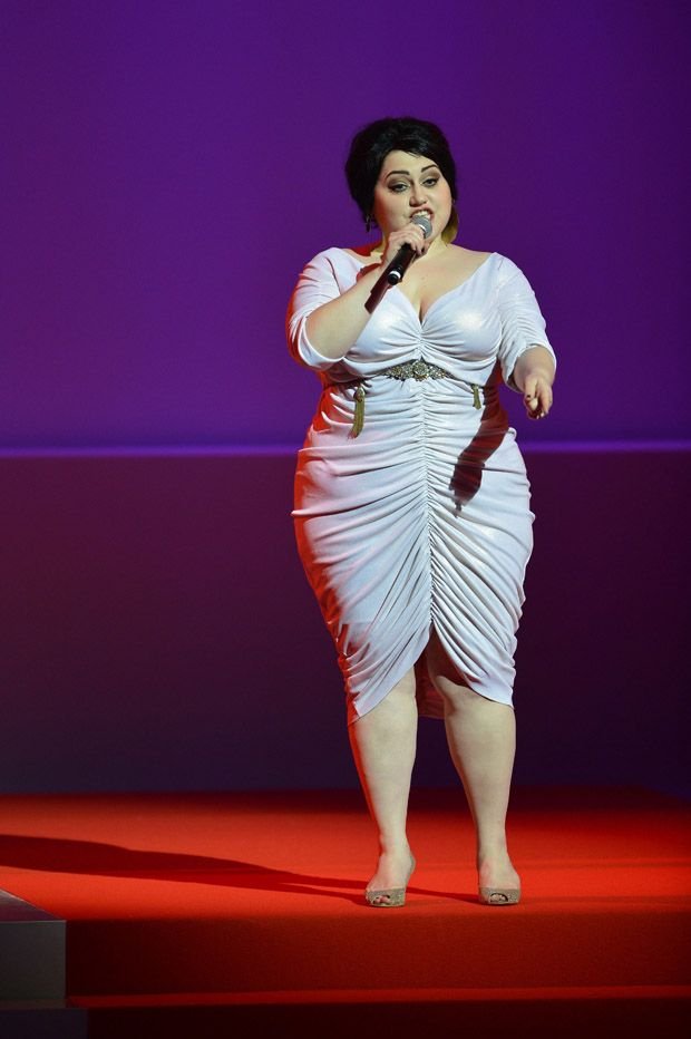 Η υπέρβαρη Μπεθ Ντίτο φοράει το διάσημο κορσέ του Γκοτιέ [εικόνες] | iefimerida.gr 0