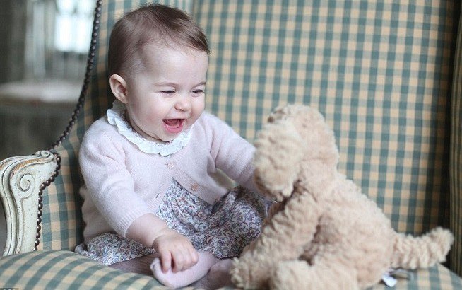 Νέα οικογενειακή φωτογραφία: Γουίλιαμ και Κέιτ ποζάρουν με τα 2 μικρά πριγκιπόπουλά τους [εικόνα] | iefimerida.gr 2