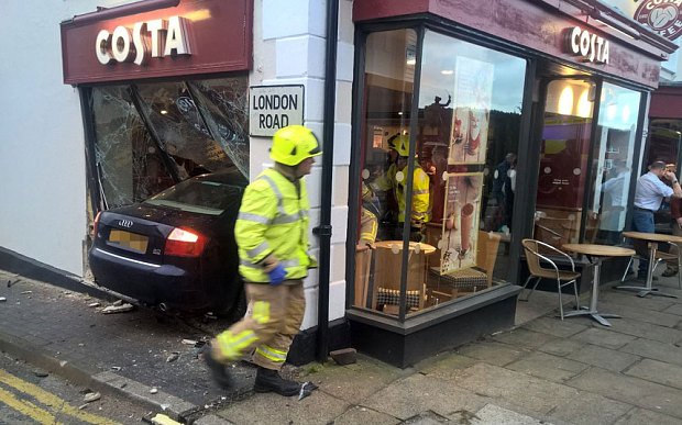 Αυτοκίνητο μπήκε σε καφετέρια στην πόλη Κεντ της Αγγλίας και σκόρπισε πανικό – Ενας νεκρός και 5 σοβαρά τραυματίες [εικόνες & βίντεο] | iefimerida.gr 1