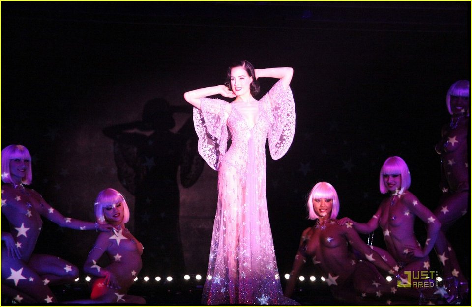 Η Ντίτα φον Τιζ για λίγες παραστάσεις στο διάσημο καμπαρέ στο Παρίσι, Crazy Horse [εικόνες, βίντεο] | iefimerida.gr 1