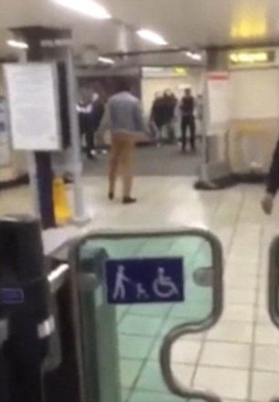 Πανικός στο Λονδίνο: Ανδρας έκοψε τον λαιμό επιβάτη και μαχαίρωσε δύο ακόμη-Φώναξε «Για την Συρία» [εικόνες & βίντεο] | iefimerida.gr 1