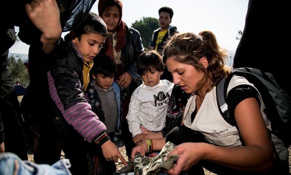 Χριστίνα Δημάκου: Η δικηγόρος που άφησε την Αθήνα για να γίνει φύλακας-άγγελος των προσφυγόπουλων στη Λέσβο [εικόνες] | iefimerida.gr 0