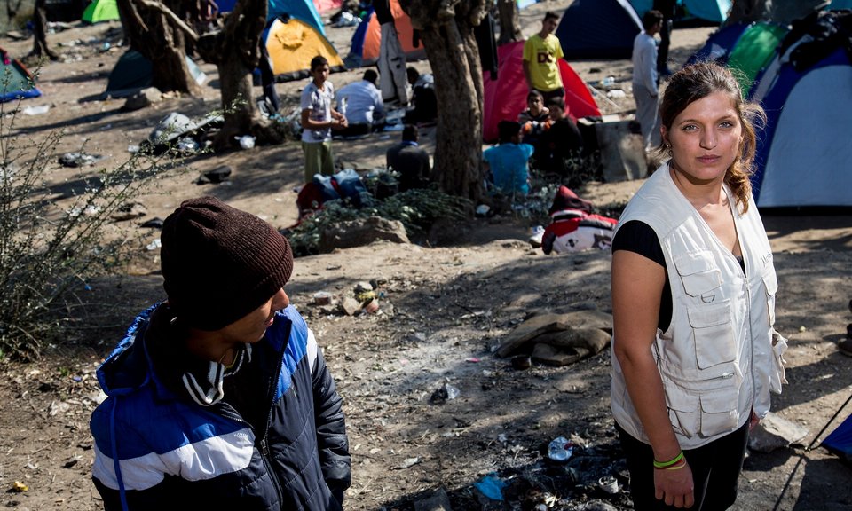Χριστίνα Δημάκου: Η δικηγόρος που άφησε την Αθήνα για να γίνει φύλακας-άγγελος των προσφυγόπουλων στη Λέσβο [εικόνες] | iefimerida.gr 1