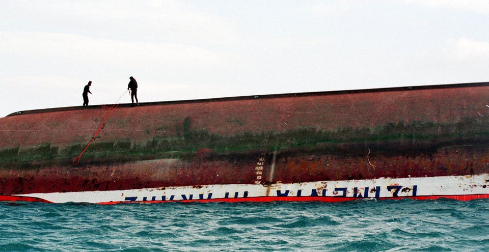 Το ναυάγιο του «Δύστος»: 19 χρόνια μετά την τραγωδία στα ανοιχτά της Κύμης [εικόνες & βίντεο] | iefimerida.gr 1