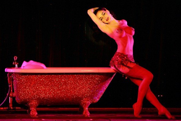 Η Ντίτα φον Τιζ για λίγες παραστάσεις στο διάσημο καμπαρέ στο Παρίσι, Crazy Horse [εικόνες, βίντεο] | iefimerida.gr 3