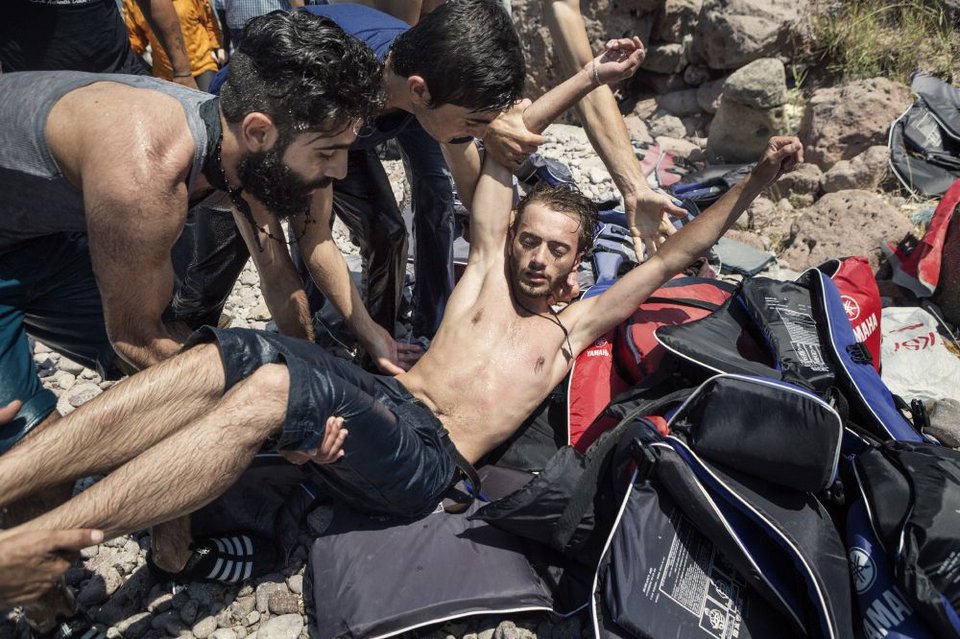 Η πρόσφυγας με το μωρό στην αγκαλιά σαν την Παναγία με το Χριστό -Η συγκλονιστική φωτογραφία που κάνει το γύρο του Διαδικτύου [εικόνες] | iefimerida.gr 5