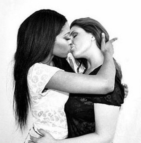 Με ένα φιλί σε γνωστή τραγουδίστρια πανηγύρισε η Ελενα Παπαρίζου το σύμφωνο συμβίωσης [εικόνα] | iefimerida.gr 0