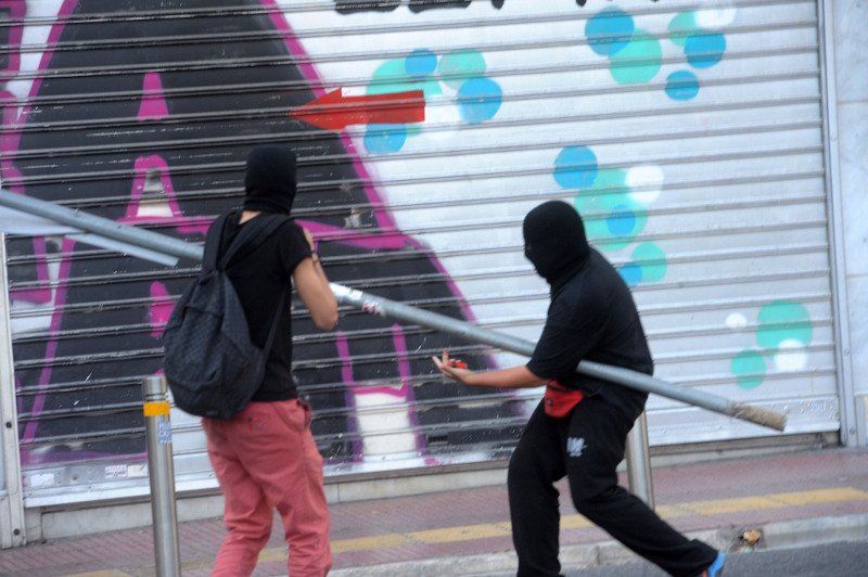 Ενταση στην πορεία μνήμης για τον Γρηγορόπουλο, στη Θεσσαλονίκη [εικόνες & βίντεο] | iefimerida.gr 2