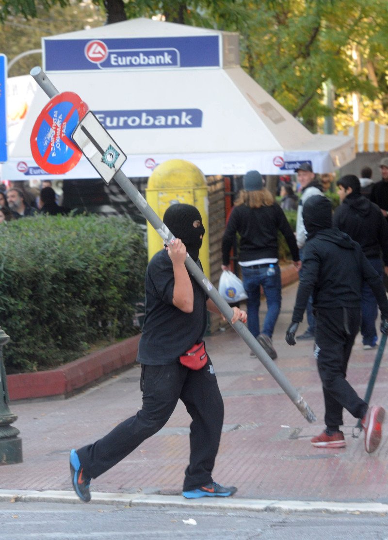 Ενταση στην πορεία μνήμης για τον Γρηγορόπουλο, στη Θεσσαλονίκη [εικόνες & βίντεο] | iefimerida.gr 3