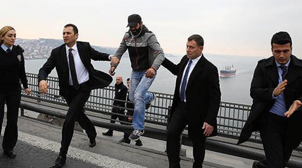 Ο Ερντογάν έσωσε 30χρονο από την αυτοκτονία -Το χειροφίλημα και τα... μαγικά λόγια του Τούρκου Προέδρου [βίντεο] | iefimerida.gr 2