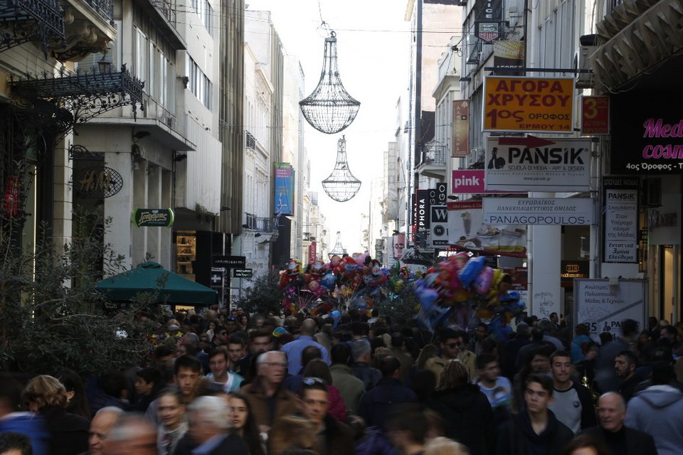 Στους δρόμους οι Αθηναίοι -Τα ανοιχτά καταστήματα έφεραν αυξημένη κίνηση [εικόνες] | iefimerida.gr 0