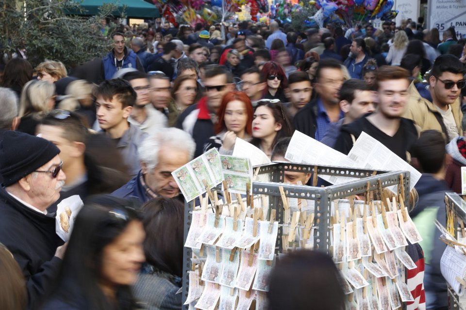 Στους δρόμους οι Αθηναίοι -Τα ανοιχτά καταστήματα έφεραν αυξημένη κίνηση [εικόνες] | iefimerida.gr 3