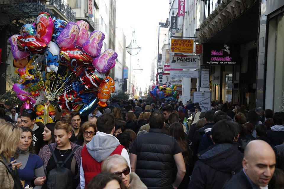 Στους δρόμους οι Αθηναίοι -Τα ανοιχτά καταστήματα έφεραν αυξημένη κίνηση [εικόνες] | iefimerida.gr 4