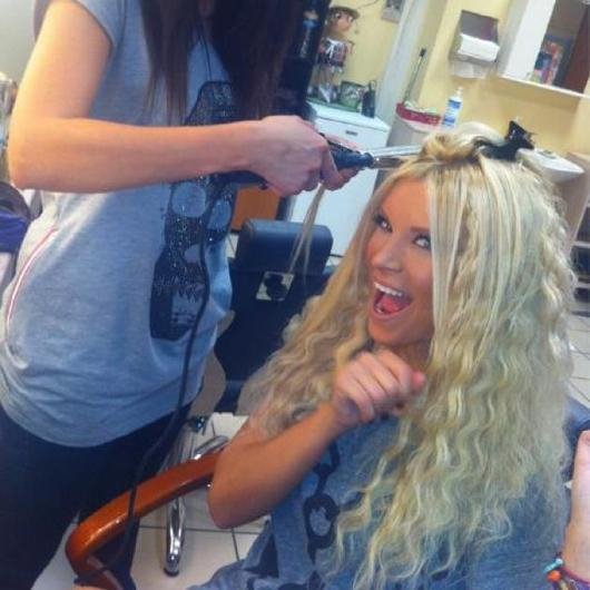 Οταν ο αέρας σηκώνει το μαλλί των σταρ αποκαλύπτονται... τρέσες! [εικόνες]  | iefimerida.gr 7