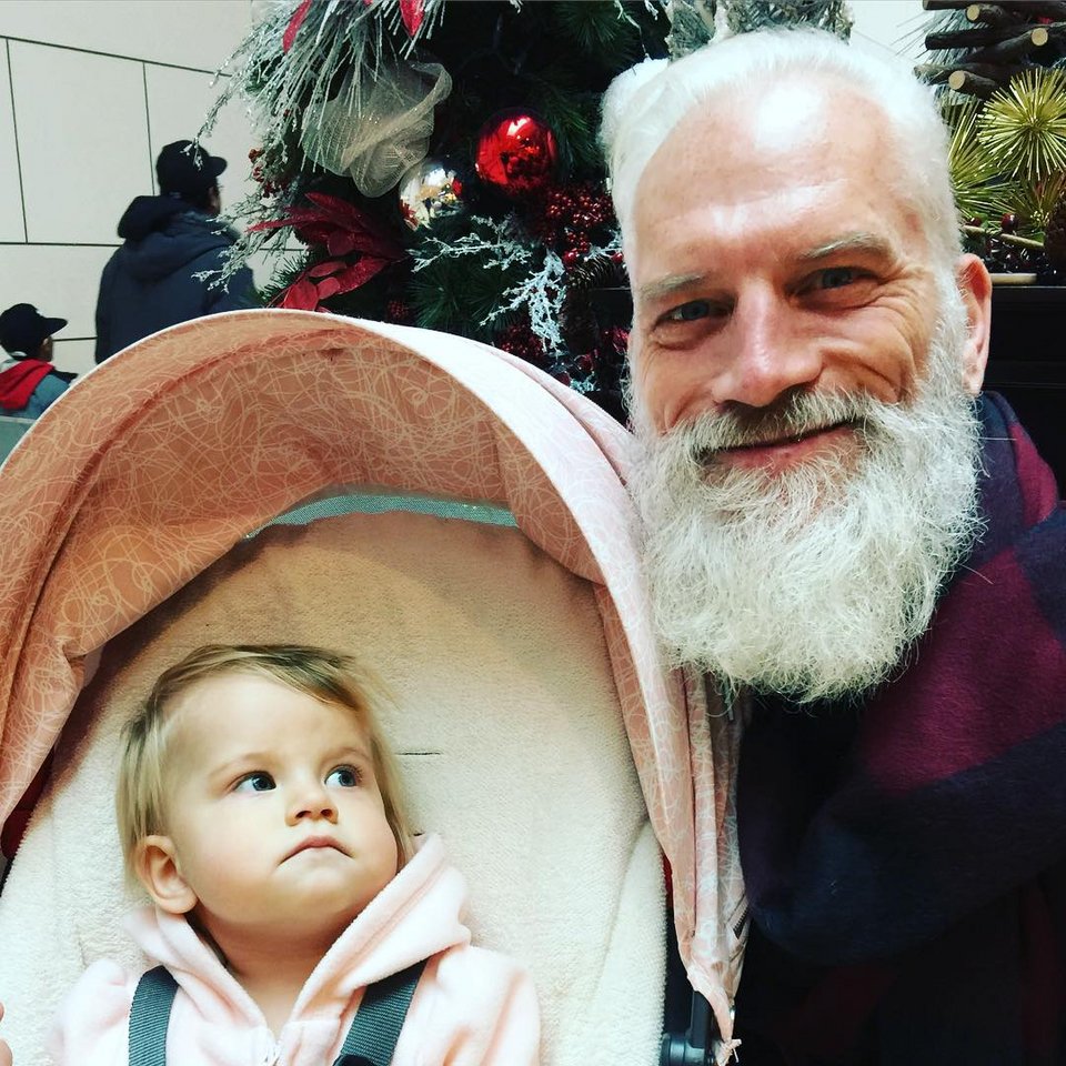 Ξεχάστε τον χοντρούλη Αϊ-Βασίλη: Ο Αγιος είναι μοδάτος και φορά δερμάτινα [εικόνες] | iefimerida.gr 7