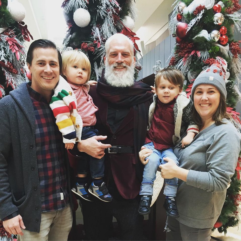 Ξεχάστε τον χοντρούλη Αϊ-Βασίλη: Ο Αγιος είναι μοδάτος και φορά δερμάτινα [εικόνες] | iefimerida.gr 6