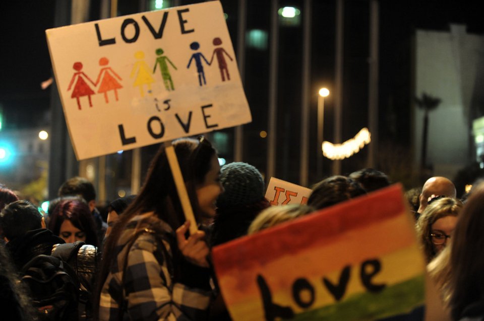 «Νόμος είναι η αγάπη» - Τα συνθήματα ομοφυλόφιλων στη συγκέντρωση έξω από τη Βουλή [εικόνες] | iefimerida.gr 1