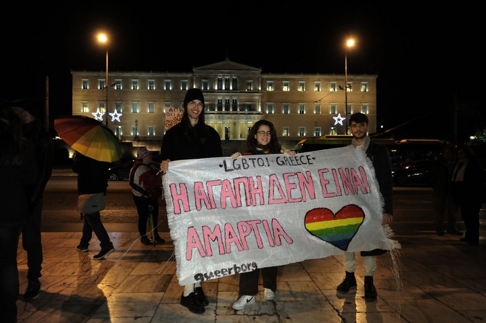 «Νόμος είναι η αγάπη» - Τα συνθήματα ομοφυλόφιλων στη συγκέντρωση έξω από τη Βουλή [εικόνες] | iefimerida.gr 3