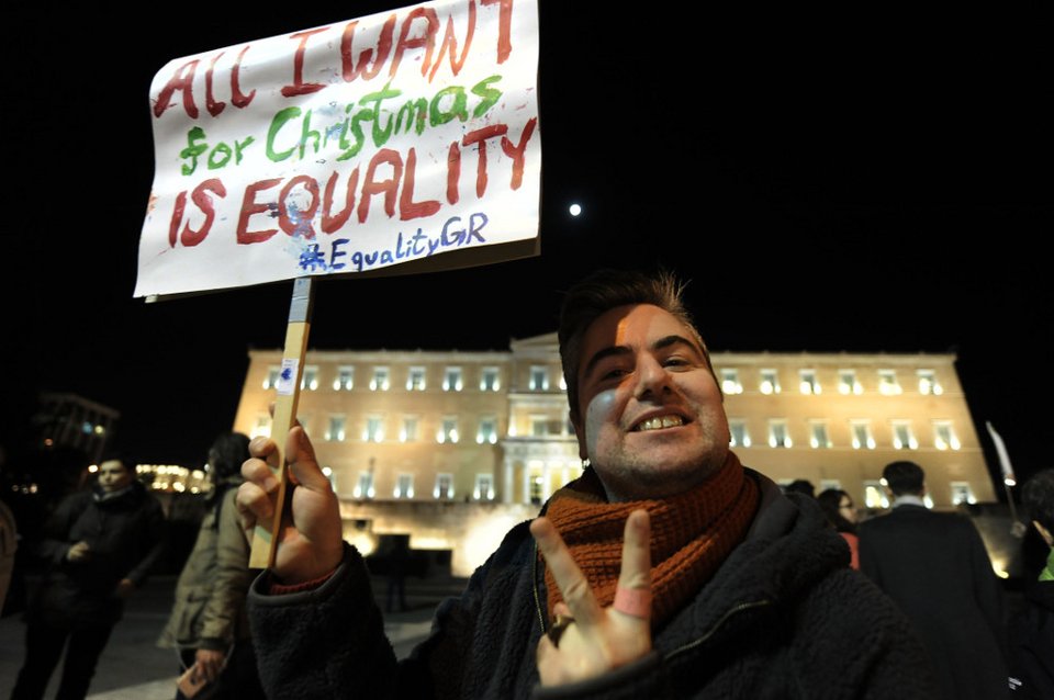 «Νόμος είναι η αγάπη» - Τα συνθήματα ομοφυλόφιλων στη συγκέντρωση έξω από τη Βουλή [εικόνες] | iefimerida.gr 4