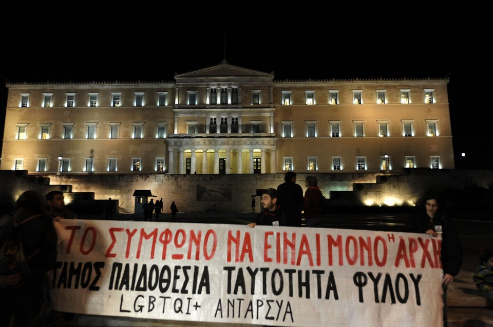 «Νόμος είναι η αγάπη» - Τα συνθήματα ομοφυλόφιλων στη συγκέντρωση έξω από τη Βουλή [εικόνες] | iefimerida.gr 7