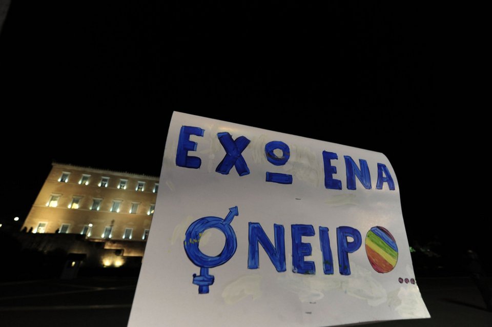 «Νόμος είναι η αγάπη» - Τα συνθήματα ομοφυλόφιλων στη συγκέντρωση έξω από τη Βουλή [εικόνες] | iefimerida.gr 2