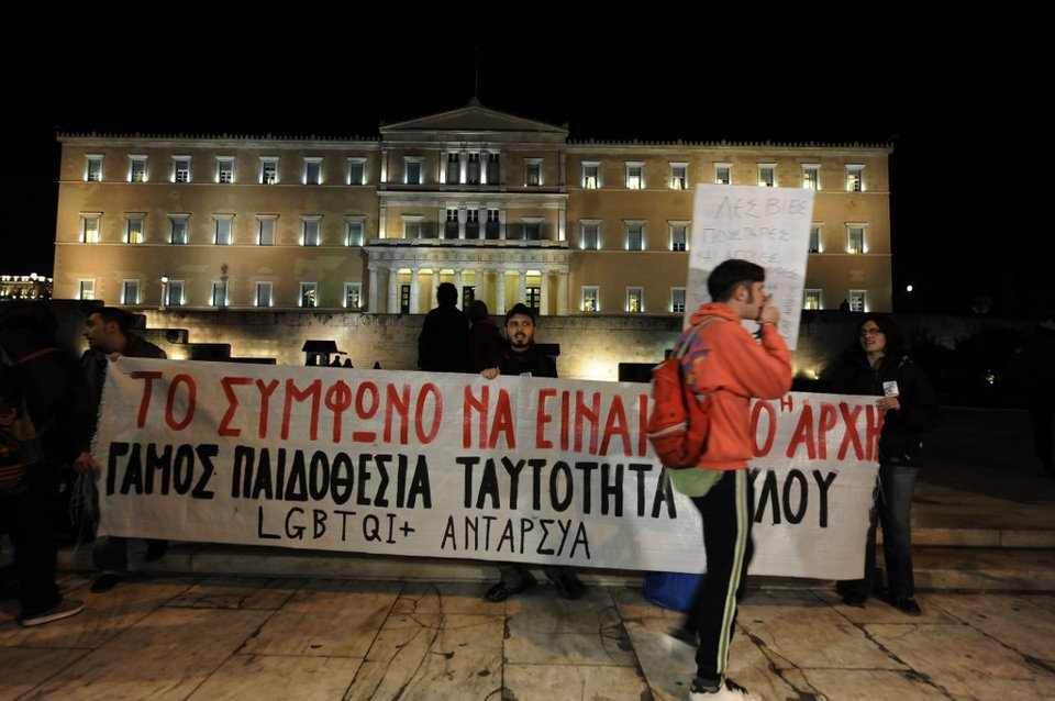 «Νόμος είναι η αγάπη» - Τα συνθήματα ομοφυλόφιλων στη συγκέντρωση έξω από τη Βουλή [εικόνες] | iefimerida.gr 6