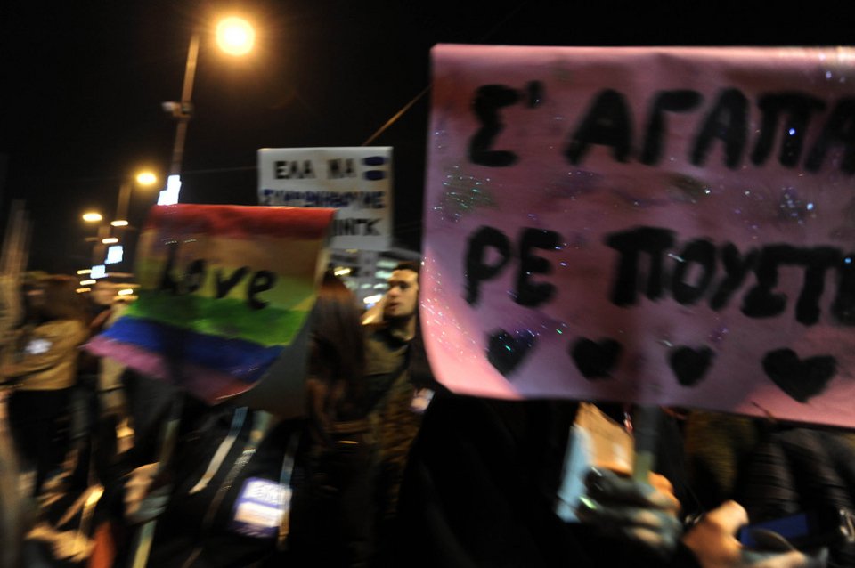 «Νόμος είναι η αγάπη» - Τα συνθήματα ομοφυλόφιλων στη συγκέντρωση έξω από τη Βουλή [εικόνες] | iefimerida.gr 5