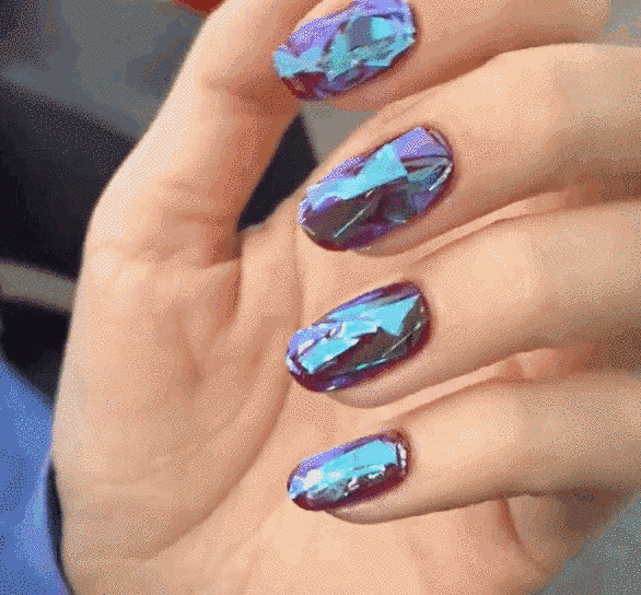 Glash Nails: Η νέα τάση στο μανικιούρ που θα κάνει θραύση τα Χριστούγεννα -Πώς να τα φτιάξεις [εικόνες] | iefimerida.gr 0