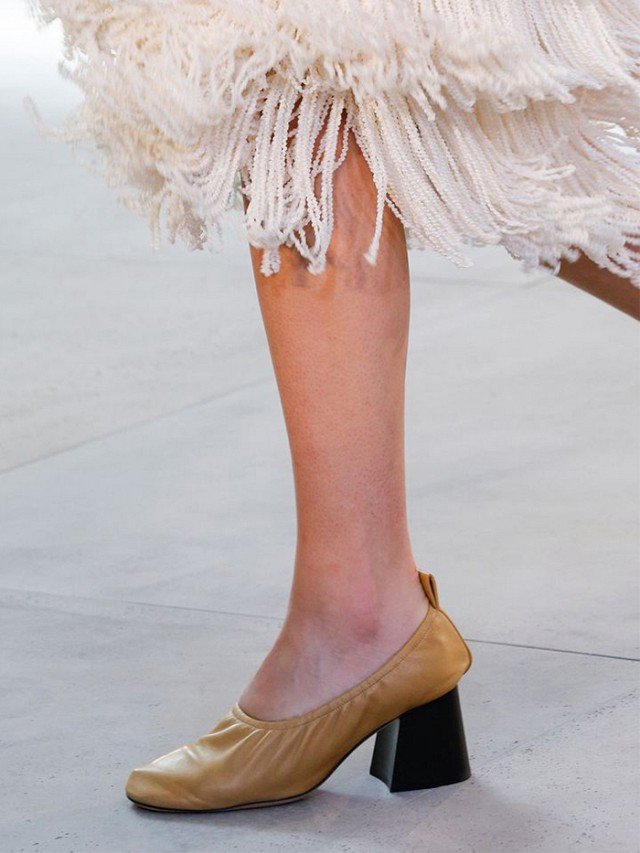 Glove shoes: Πως τα πιο παλιομοδίτικα παπούτσια της γιαγιάς κατέληξαν να γίνουν η τελευταία λέξη της μόδας [εικόνες] | iefimerida.gr 2