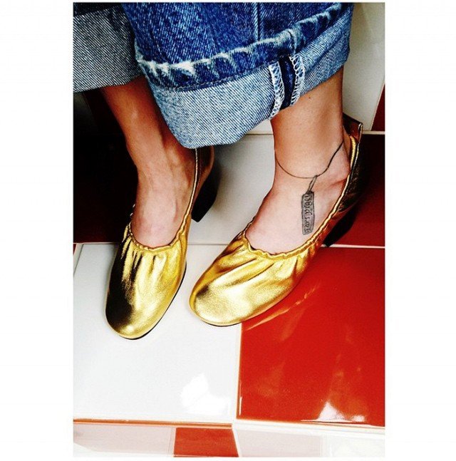 Glove shoes: Πως τα πιο παλιομοδίτικα παπούτσια της γιαγιάς κατέληξαν να γίνουν η τελευταία λέξη της μόδας [εικόνες] | iefimerida.gr 5