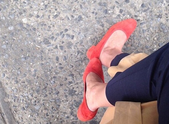 Glove shoes: Πως τα πιο παλιομοδίτικα παπούτσια της γιαγιάς κατέληξαν να γίνουν η τελευταία λέξη της μόδας [εικόνες] | iefimerida.gr 11