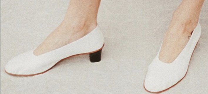 Glove shoes: Πως τα πιο παλιομοδίτικα παπούτσια της γιαγιάς κατέληξαν να γίνουν η τελευταία λέξη της μόδας [εικόνες] | iefimerida.gr 0