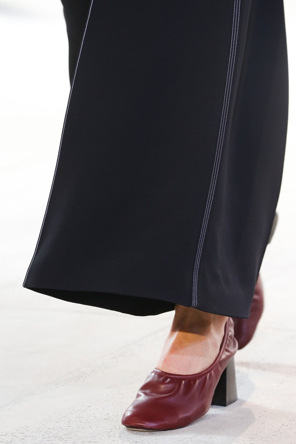 Glove shoes: Πως τα πιο παλιομοδίτικα παπούτσια της γιαγιάς κατέληξαν να γίνουν η τελευταία λέξη της μόδας [εικόνες] | iefimerida.gr 4