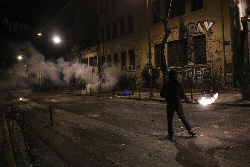 «Εμπόλεμη ζώνη» τα Εξάρχεια: Μολότοφ, καταστροφές και φωτιές [εικόνες & βίντεο] | iefimerida.gr 0