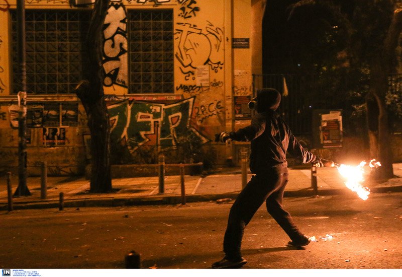 «Εμπόλεμη ζώνη» τα Εξάρχεια: Μολότοφ, καταστροφές και φωτιές [εικόνες & βίντεο] | iefimerida.gr 10