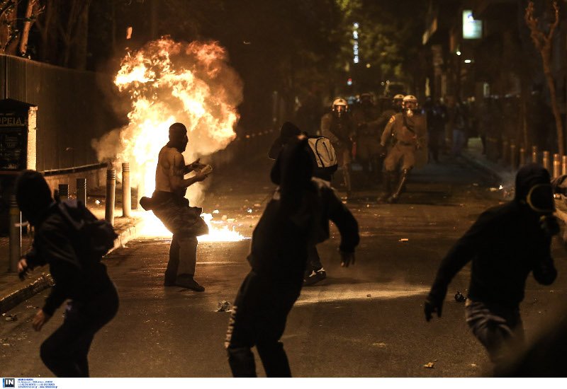 «Εμπόλεμη ζώνη» τα Εξάρχεια: Μολότοφ, καταστροφές και φωτιές [εικόνες & βίντεο] | iefimerida.gr 11