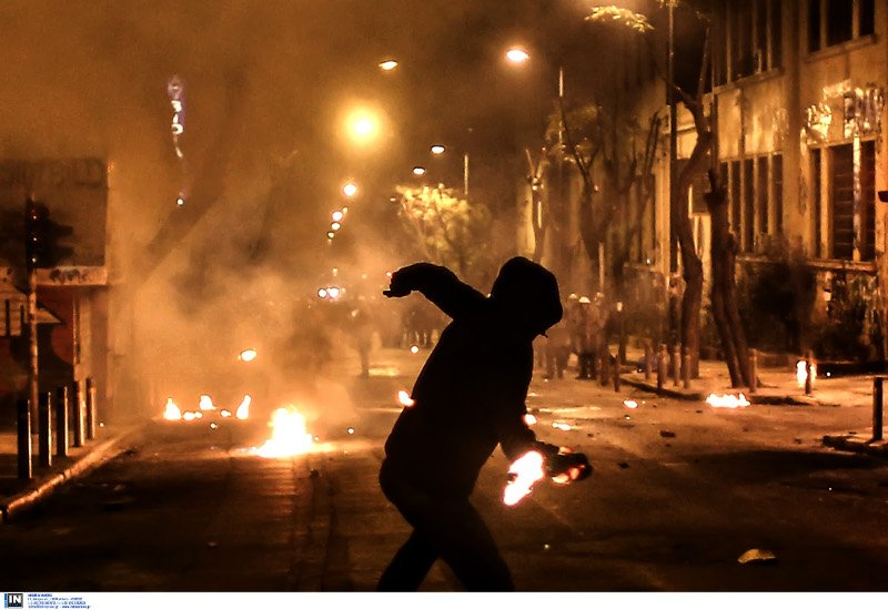 «Εμπόλεμη ζώνη» τα Εξάρχεια: Μολότοφ, καταστροφές και φωτιές [εικόνες & βίντεο] | iefimerida.gr 12