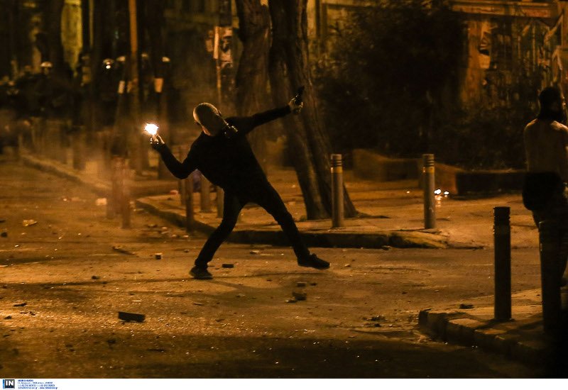 «Εμπόλεμη ζώνη» τα Εξάρχεια: Μολότοφ, καταστροφές και φωτιές [εικόνες & βίντεο] | iefimerida.gr 13